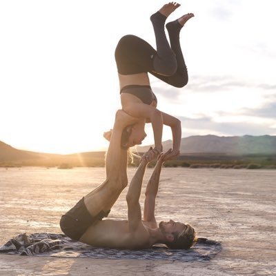 pozitii yoga pentru cupluri